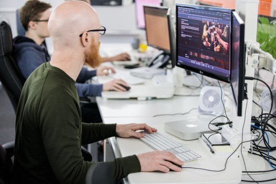 The it'seeze designer's working on their desktop computer